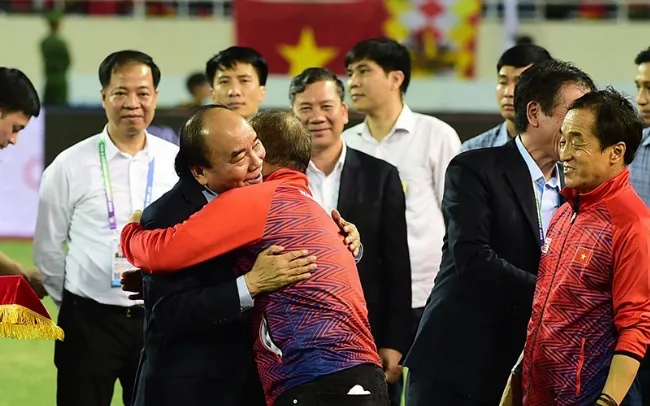 Hình ảnh đội tuyển nữ Việt Nam ăn mừng chiến thắng tại SEA Games 31, với các cầu thủ vẫy cờ Việt Nam.